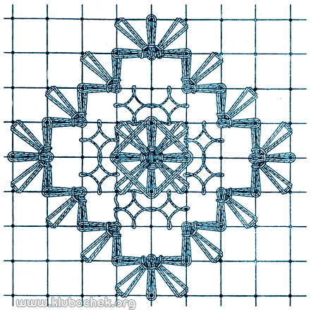 Фигурка из лапок и ромашки в центре