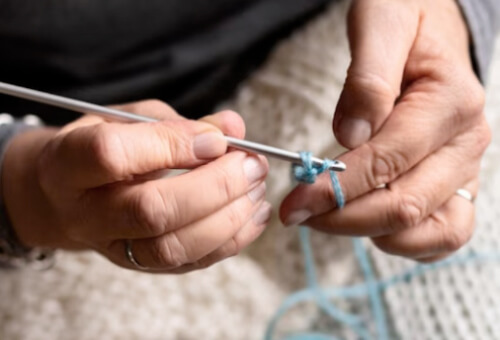 Положение рук при вязании крючком