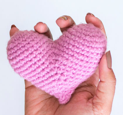 Игольница в форме сердца, связанная крючком