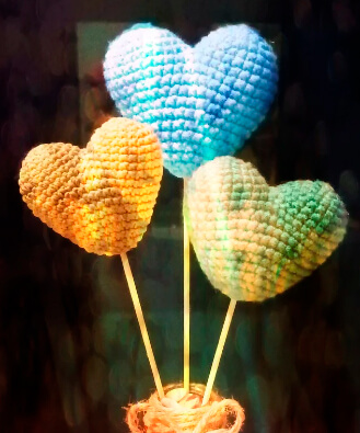 Игольница в форме сердца, связанная крючком