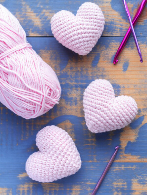 Игольница в форме сердца, связанная крючком